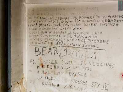 Qui notiamo su una parete una lunga scritta in polacco datata novembre 2011. E� firmata Bear. Scopriremo in seguito trattarsi di una poesia